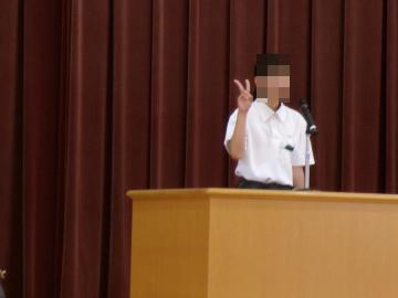 弁士が舞台上で演説しています5