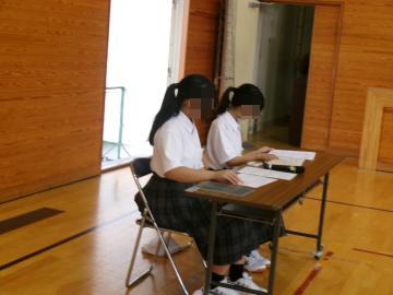 司会者が説明しています。