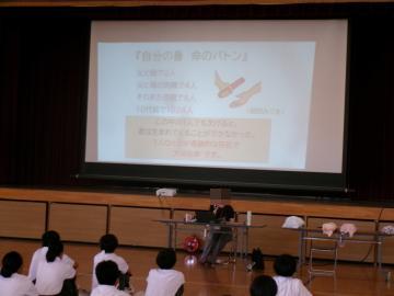 保健師さんが話しています。