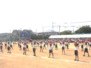2年生の児童がキラキラひかるおしゃれな帽子をかぶっておどっています。