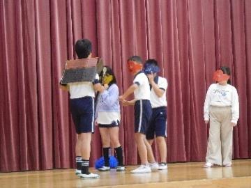 子どもたちがステージ上で劇をしている様子