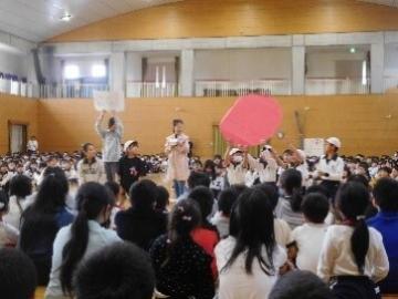 学校生活の一年間のうち、運動会の大玉送りを劇で紹介している様子。