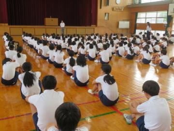 始業式での全校生でのようす
