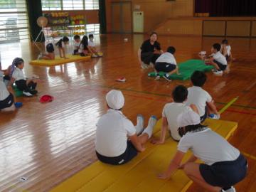 かえる足の技の説明を聞く3年生