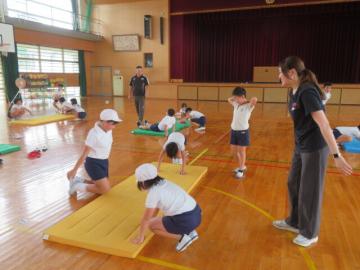 かえる足の練習に励む3年生