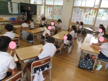 近くになった友だちにあいさつをする1年生
