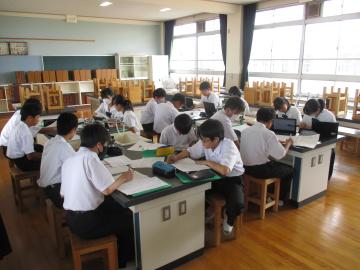 事前訪問の打合せをする生徒の様子