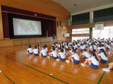 全校集会で平和についての絵本を紹介する様子