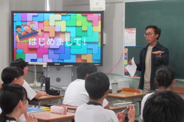 ALTのケン先生が自己紹介をしている様子