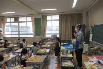 日番の合図でいただきますをする児童の様子