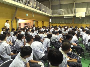 体育館内で質問、感想を伝える生徒たちの様子