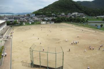 中間休みに運動場で元気に遊ぶ児童の様子