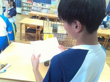 喜多川さんの本を読む生徒
