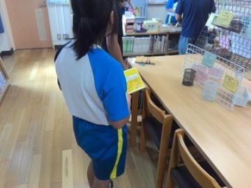 喜多川さんの本を手にとる生徒