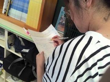 指導案にメモをとる様子