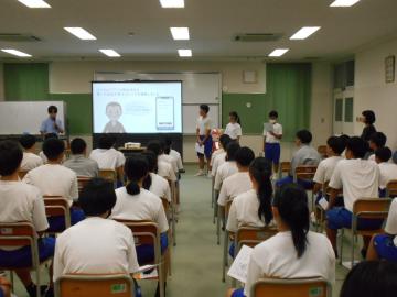 3年生3名が前で役を演じている様子