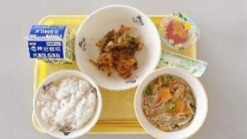 七夕の日の給食。白ご飯や牛乳、おかず、ゼリーが並んでいます。
