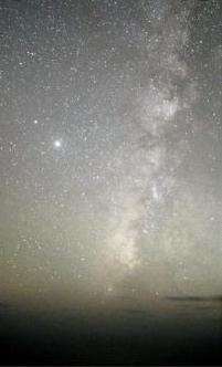 夜空に天の川が映っている写真。