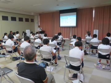 防災講座を受講する6年生