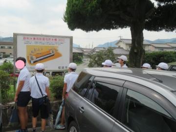 耐震性貯水槽の説明看板をみる6年生