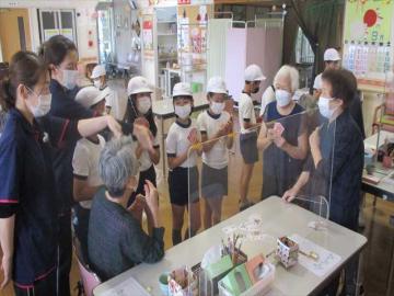 歩歩の利用者の方とゲームをしている様子