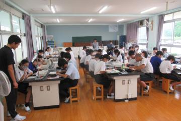 教室内で班ごとに実験結果をまとめている様子