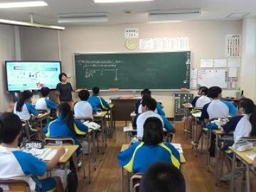 大型モニターを使う理科の授業の様子