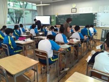 数学の時間、2人の教師で授業をしている様子