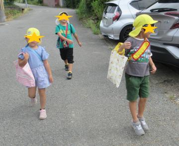 幼稚園から郵便局に向かう子ども達