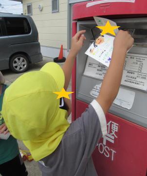 はがきをポストに入れる子ども2