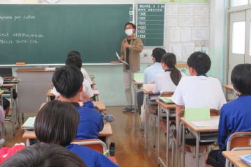 教室内でALTのケン先生が講評している様子