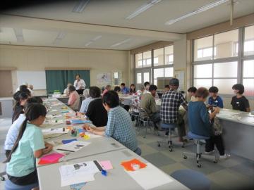 室内で、児童たちは講師より折り紙の折り方を教えてもらいました。