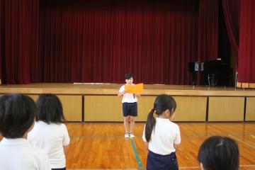6年生が2学期の抱負を言っている様子
