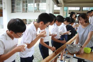 高学年が食べている様子