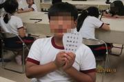 願いを込めて写経をする様子