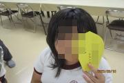 写経を片手にポーズする様子