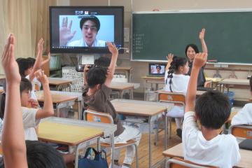 3年生がオンラインで醤油について学んでいる様子