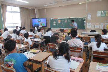 6年生が鎌倉幕府について説明を受けている様子