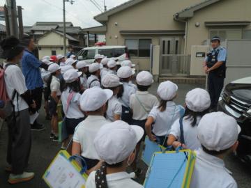 駐在所であいさつをする2年生