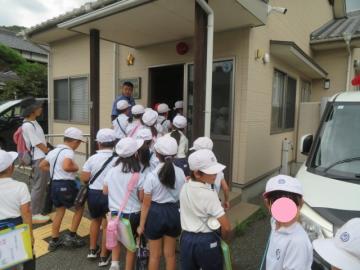 駐在所の中へ入る2年生