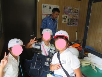 警察官の装備品を身につけさせてもらった2年生