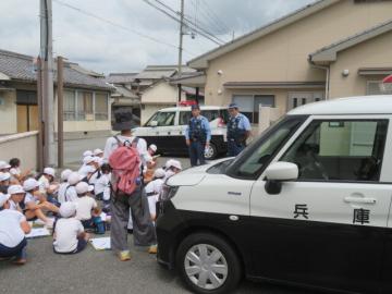 質問のこたえをメモする2年生