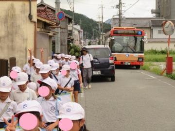 バス道を気をつけて歩く2年生
