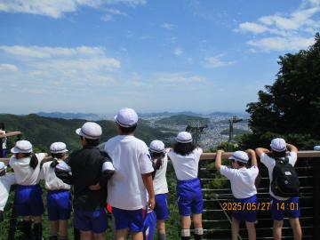 子どもが書写山ロープウェイ山上駅から姫路市街を見ている様子