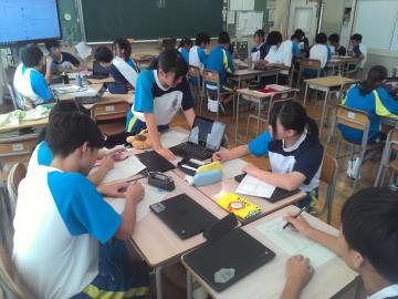 生徒が班でスライド発表をするようす