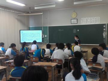 生徒が教室の前でプレゼンをしているようす