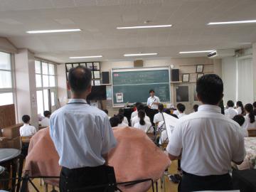 音楽の授業を参観する教育委員会の先生