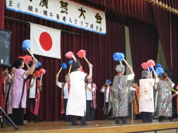 生涯クラブの人たちが踊る様子