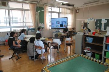 児童生徒が夏の思い出を順番に発表している様子