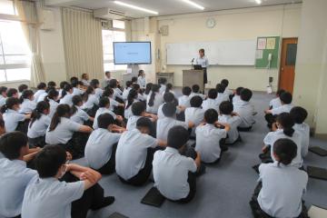 代表者の弁論に耳を傾けている様子